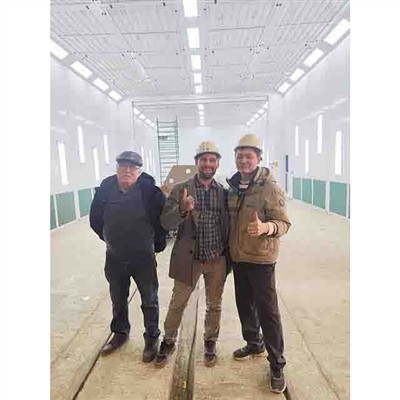 El nostre tècnic estava guiant un muntatge personalitzat de cabines de polvor...